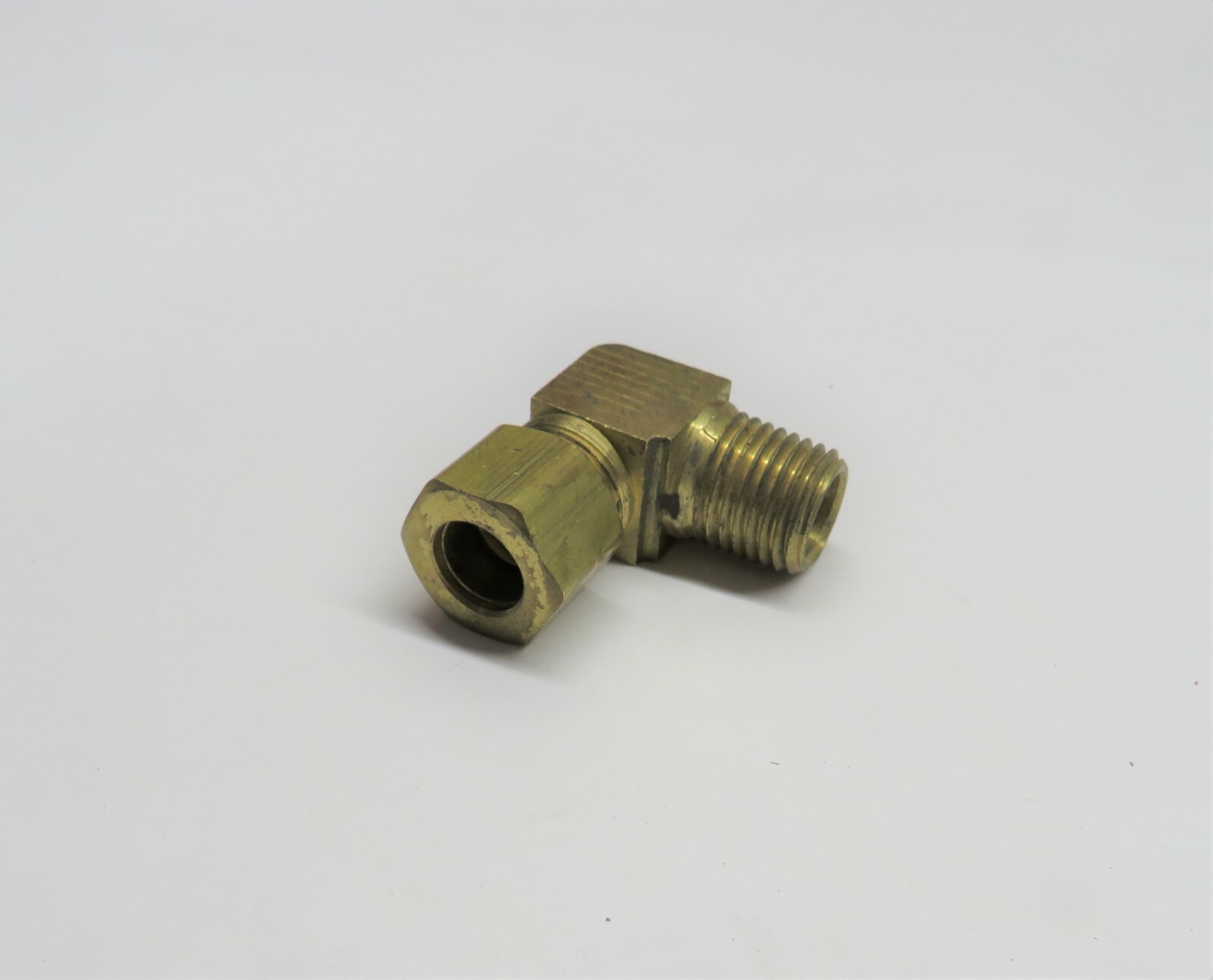 IH M Fuel Line to Carb Elbow