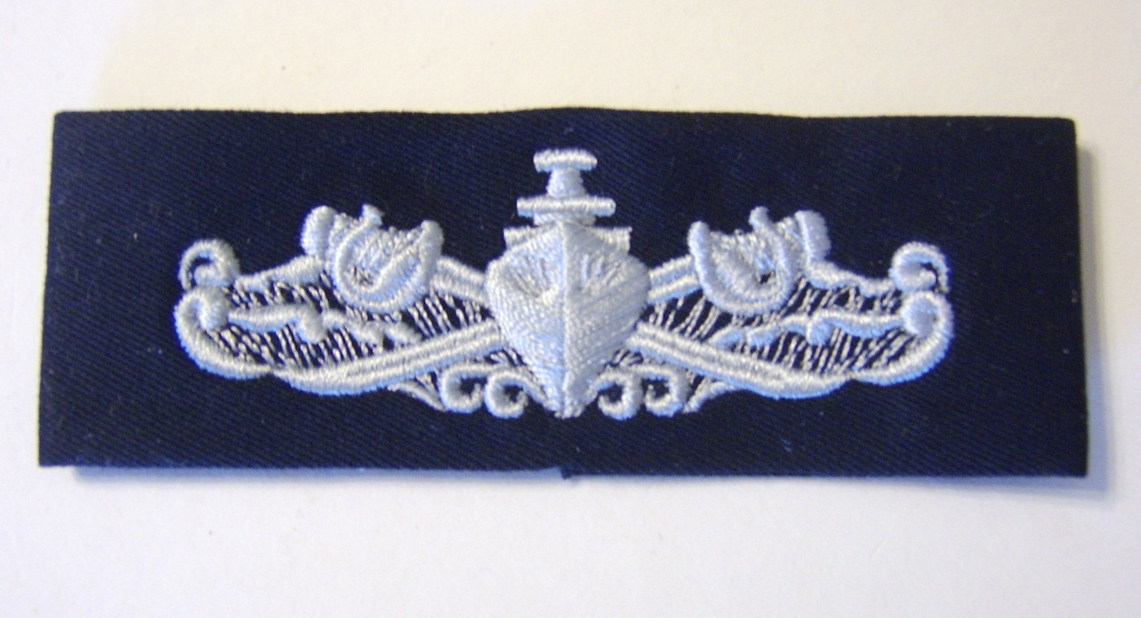USN ENLISTED SURFACE WARFARE CLOTH INSIGNIA SILVER ON BLUE NEW