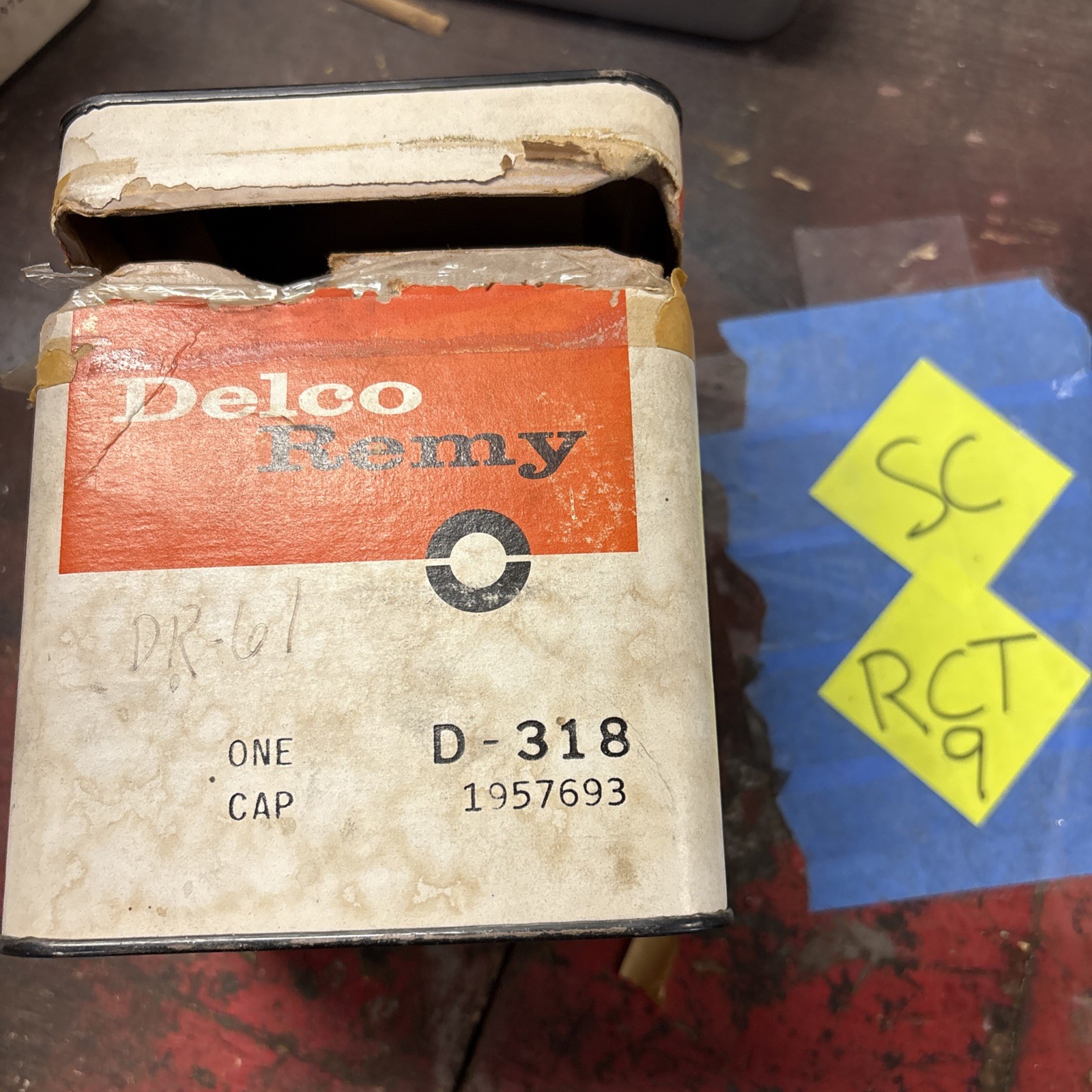 Vintage NOS OEM Delco Remy Distributor Cap D318 / 1957693