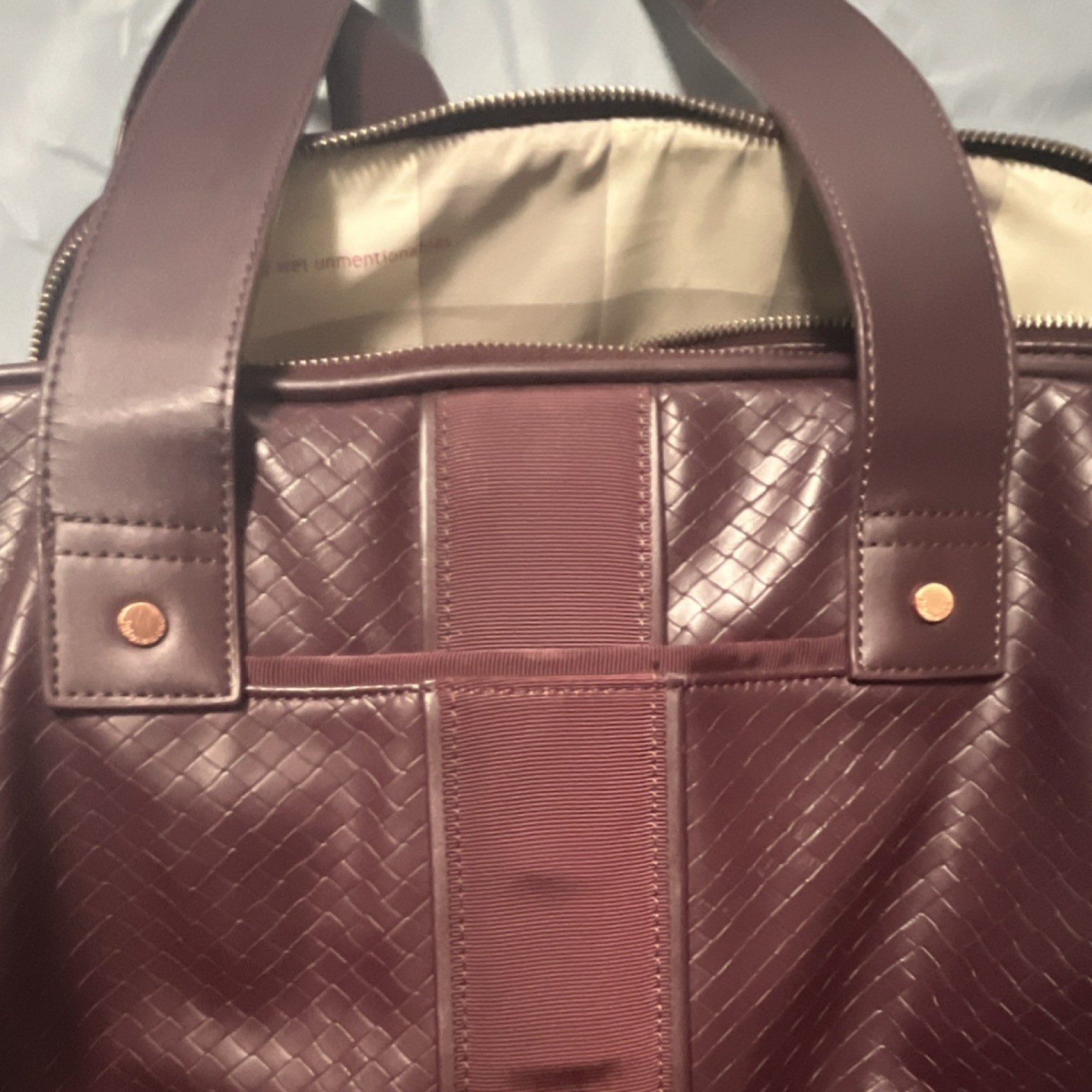 Lululemon Burgundy Gym Bag Polyester Zip Adjustable Strap Multifunction Compart…