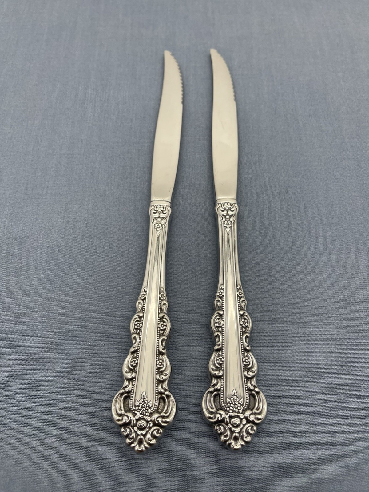 Oneida SOUTHERN BAROQUE Stainless Flatware 9 1/8" SERRATED STEAK KNIVES Set of 2