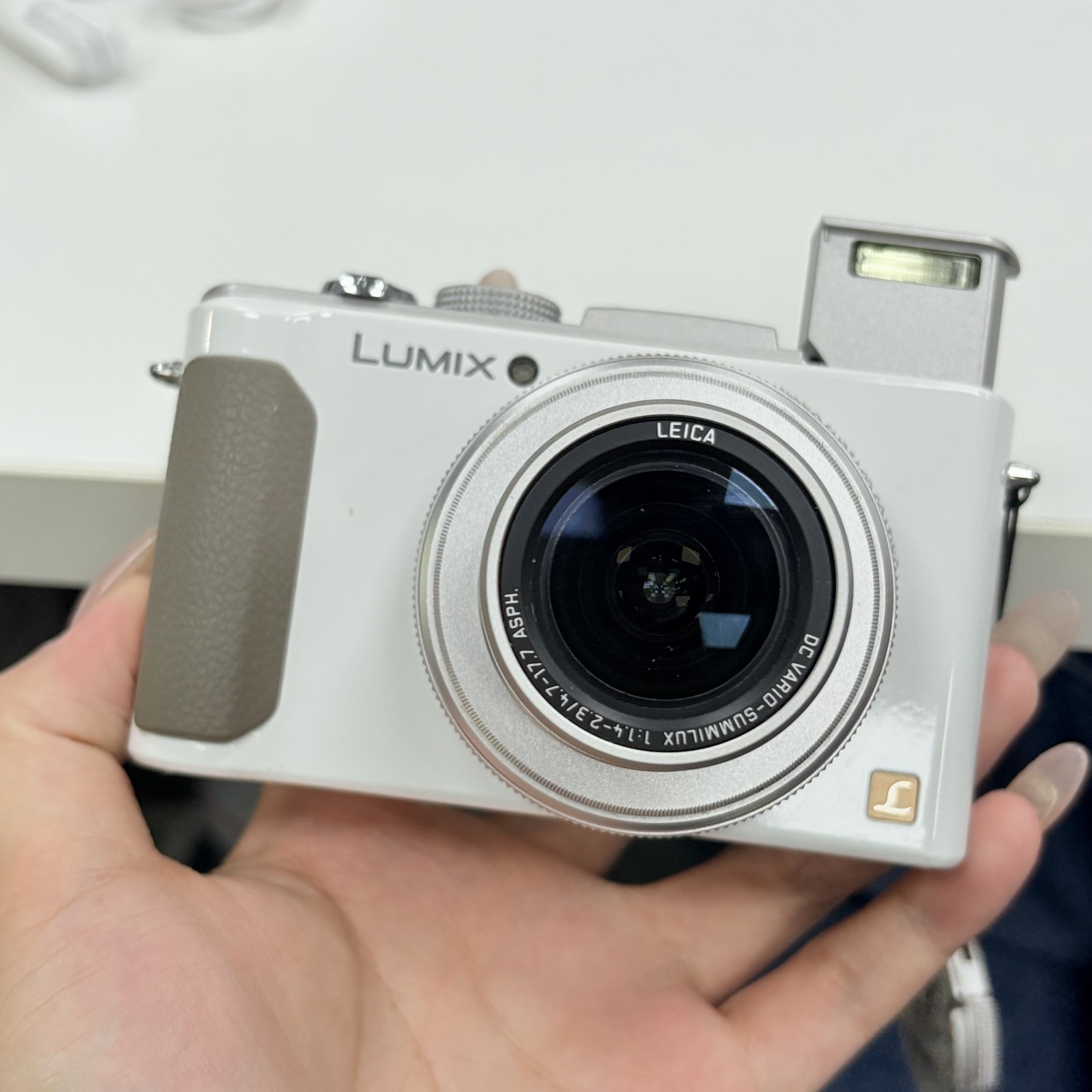 Panasonic LUMIX DMC-LX7 10.1MP 3.8x Optical Zoom White Digital Camera Tested