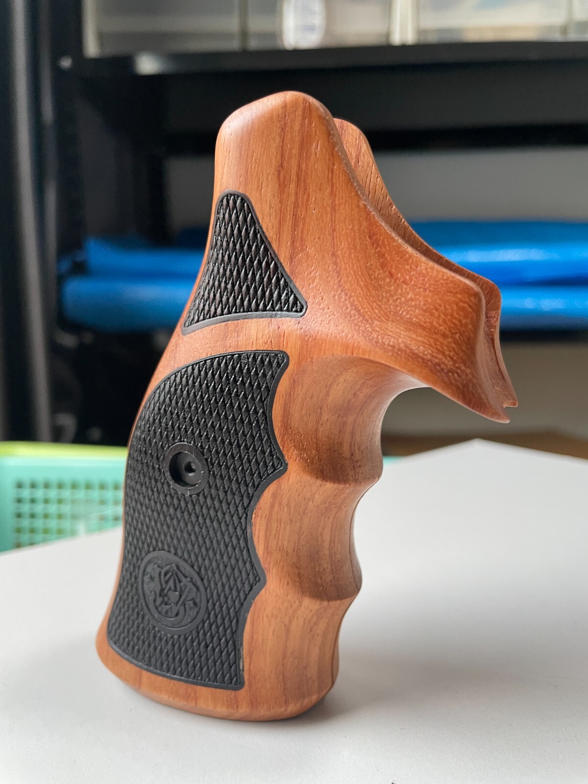 Decorative wood Grips for S&W, K/L ROUND BUTT 686; Closed back; Checker 2 tone