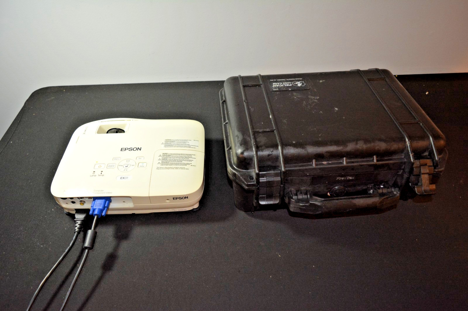 Epson LCD Projector EX 31 Model: H309A with Remote, Cords, Pelican Case - Tested