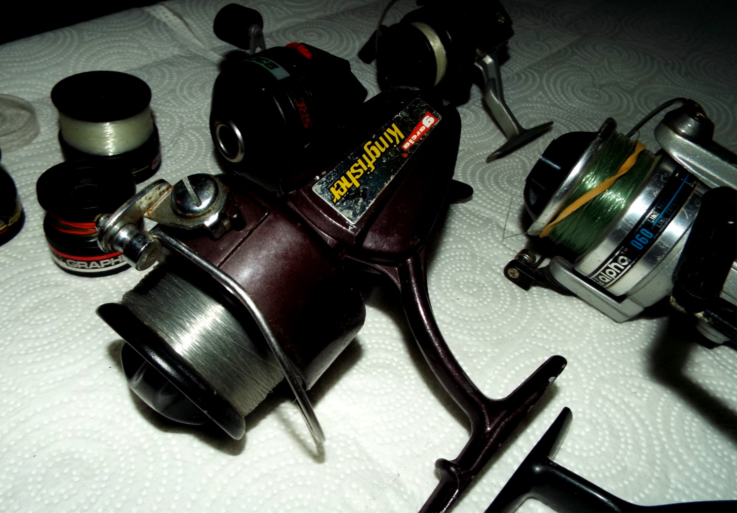 7 VINTAGE FISHING REELS WITH SOME EXTRA SPOOLS GARCIA, QUANTAM ETC.... READ!!!