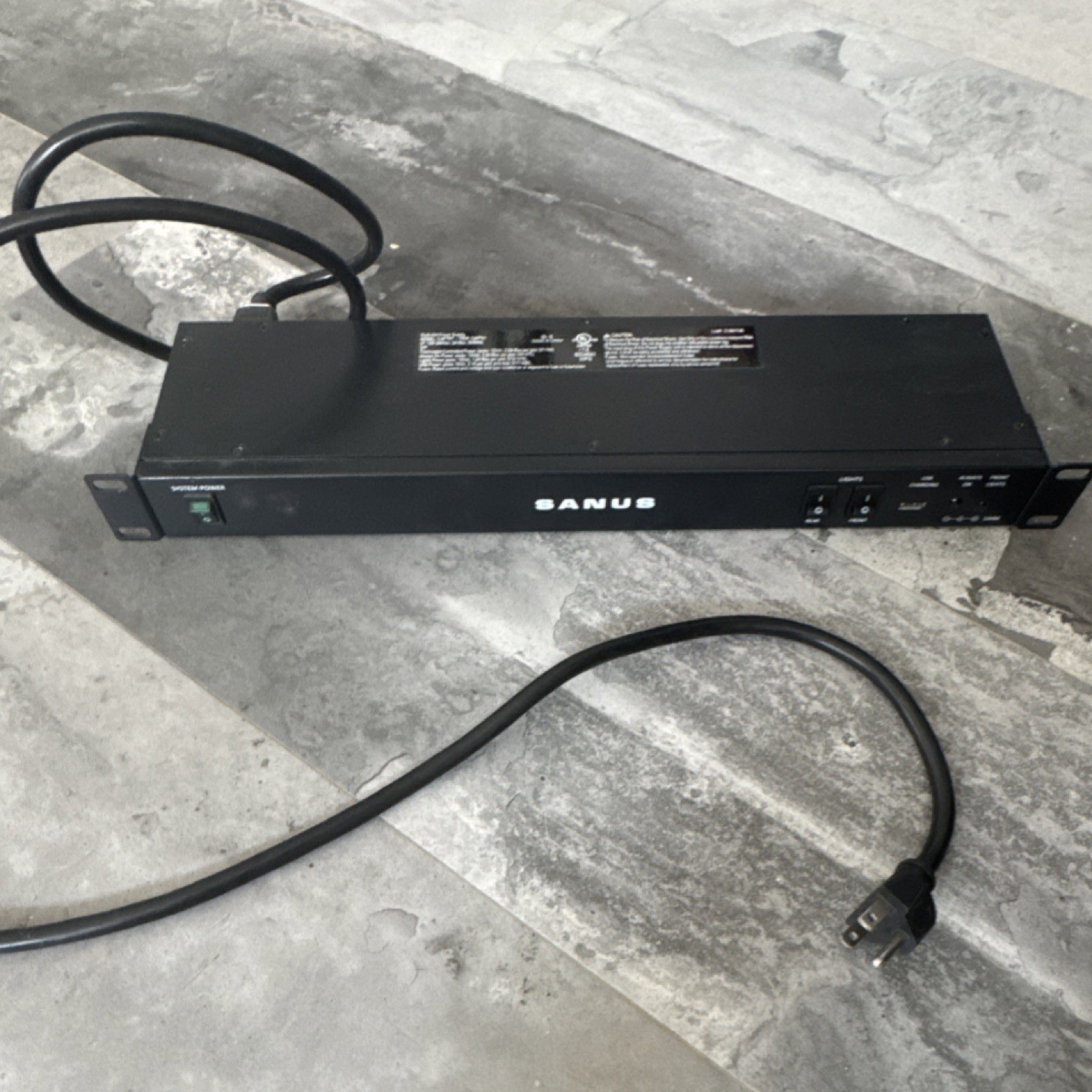 Sanus CAPT01 Rack Mountable Power Conditioner USB Charging 12 Outlets 100-240V