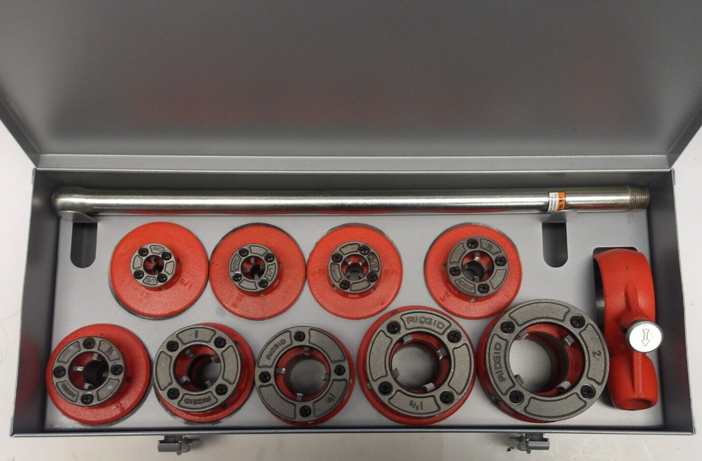 RIDGID MANUAL 12R EXPOSED RATCHET THREADER SET WITH 9 DIES AND METAL CASE