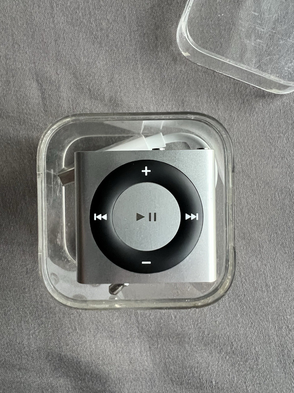 Apple iPod shuffle 4th Gen 2GB Silver NOS New Old Stock Original Case