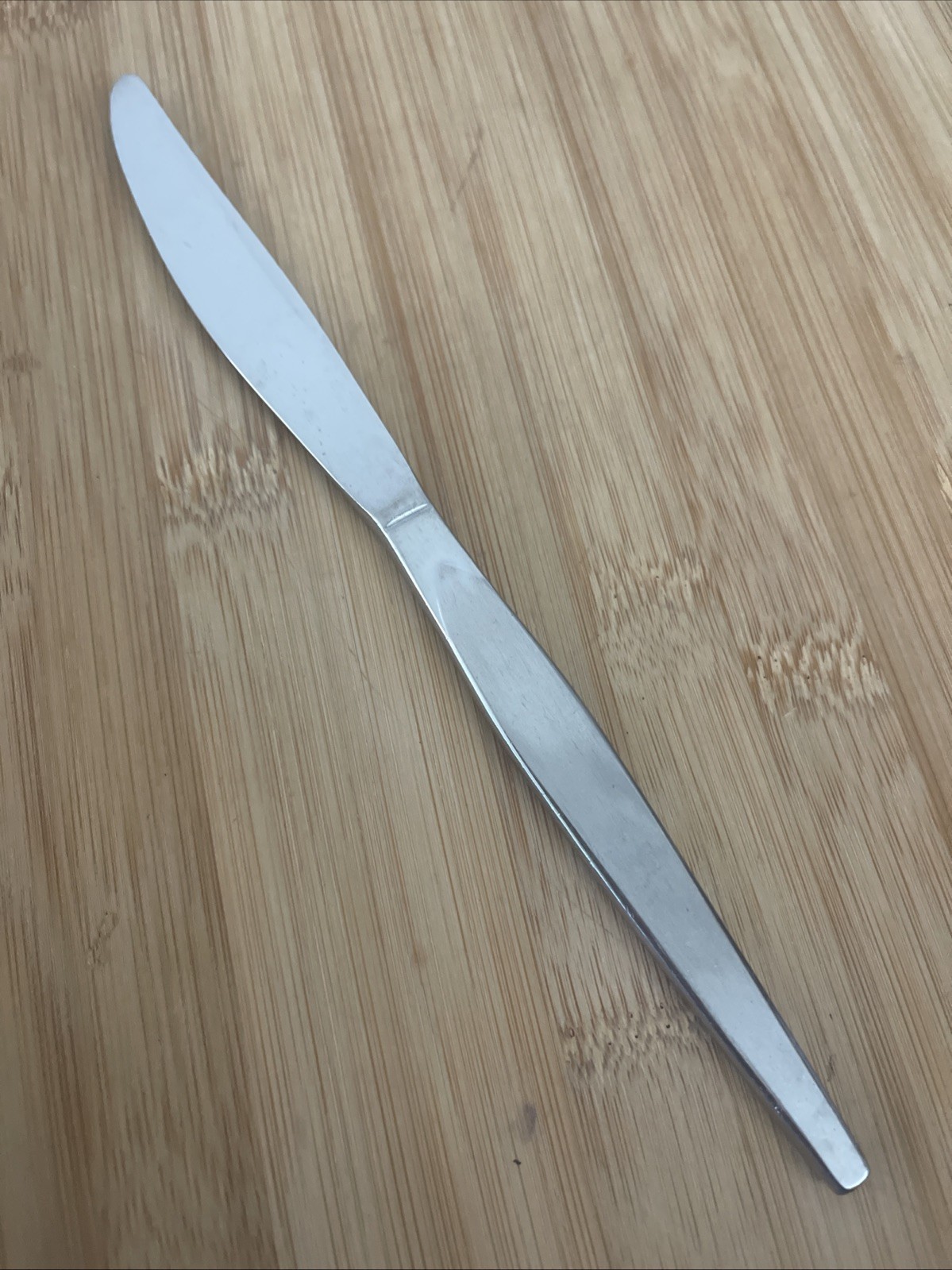 Oneida Comm Stainless Satin Flat Tip SATINIQUE OLDER Solid Dinner Knife 8.5"