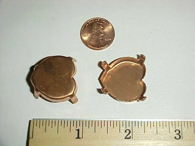 12 VINTAGE ROSE BRASS HEART 23mm. FOUR PRONG SETTINGS L103