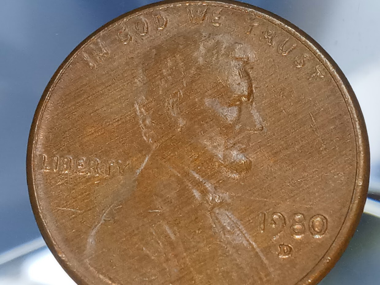 1980-D LINCOLN CENT COVERED WITH PARALLEL LINES (LOOKS LIKE WOOD GRAIN "WOODIE")