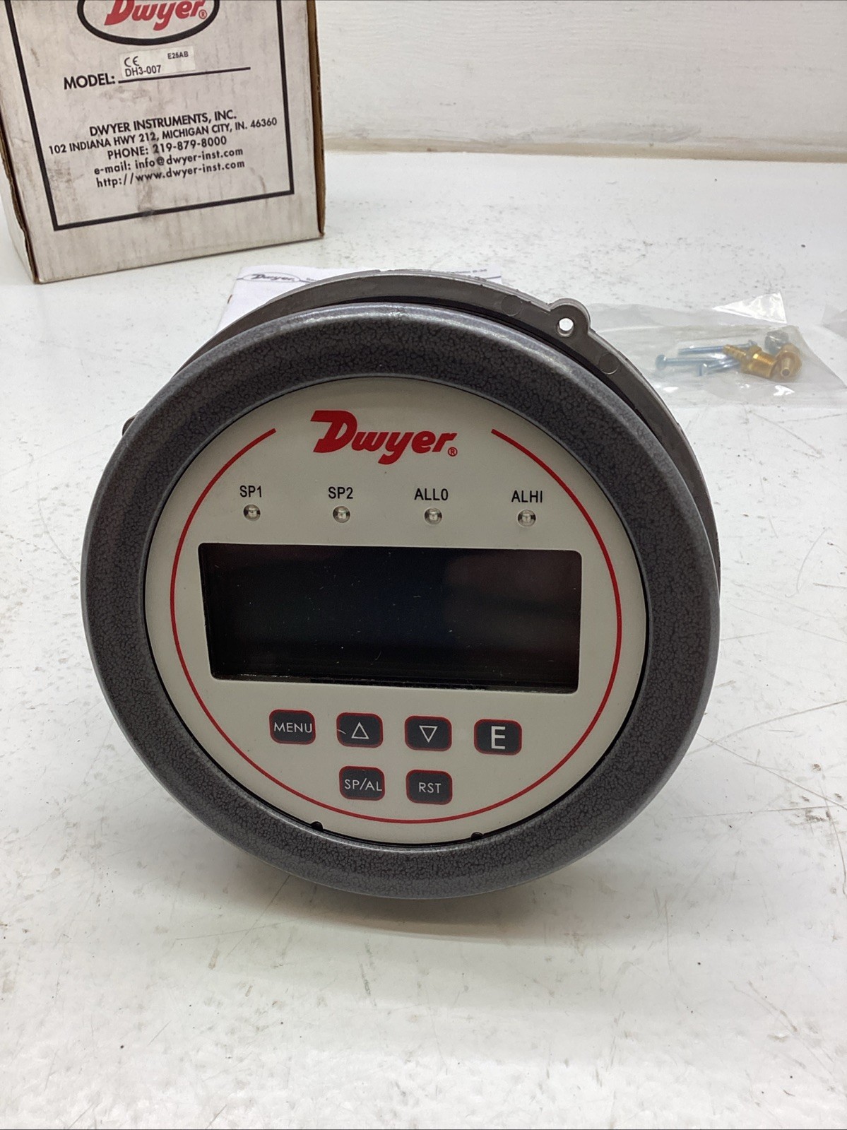 Dwyer DH3-007 Digihelic Differential Pressure Controller Series DH3 NIB