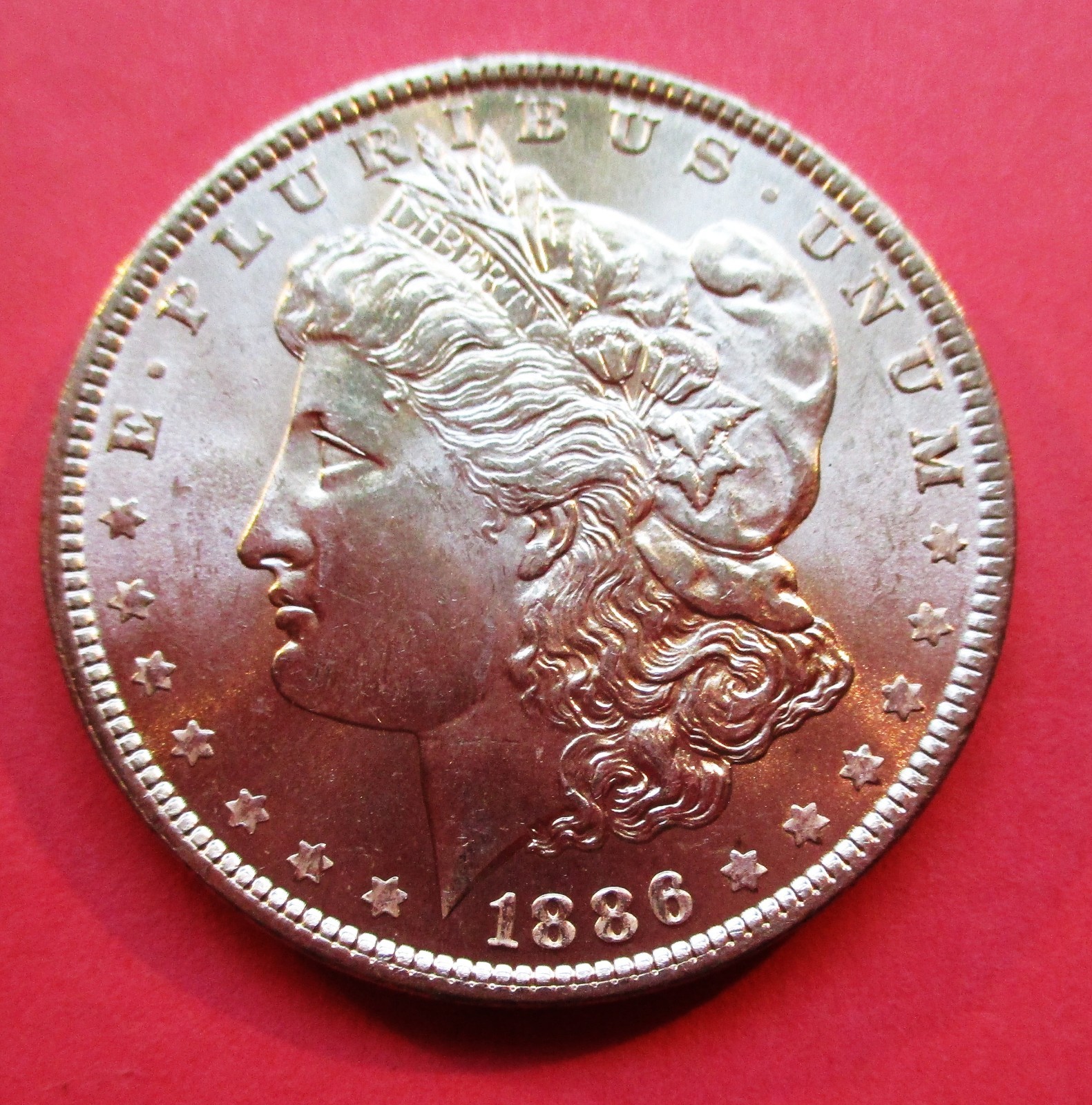 1886 MORGAN SILVER DOLLAR. UNCIRCULATED. HIGH GRADE.