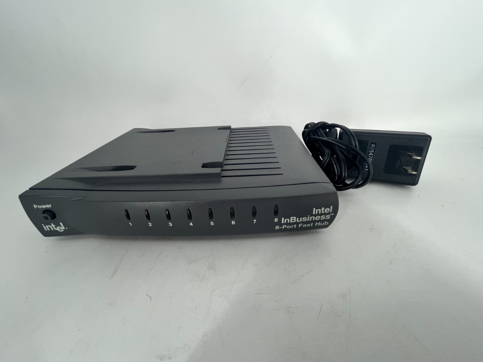 INTEL 697056-001 INBUSINESS 8 PORT HUB  w/ AC ADAPTER