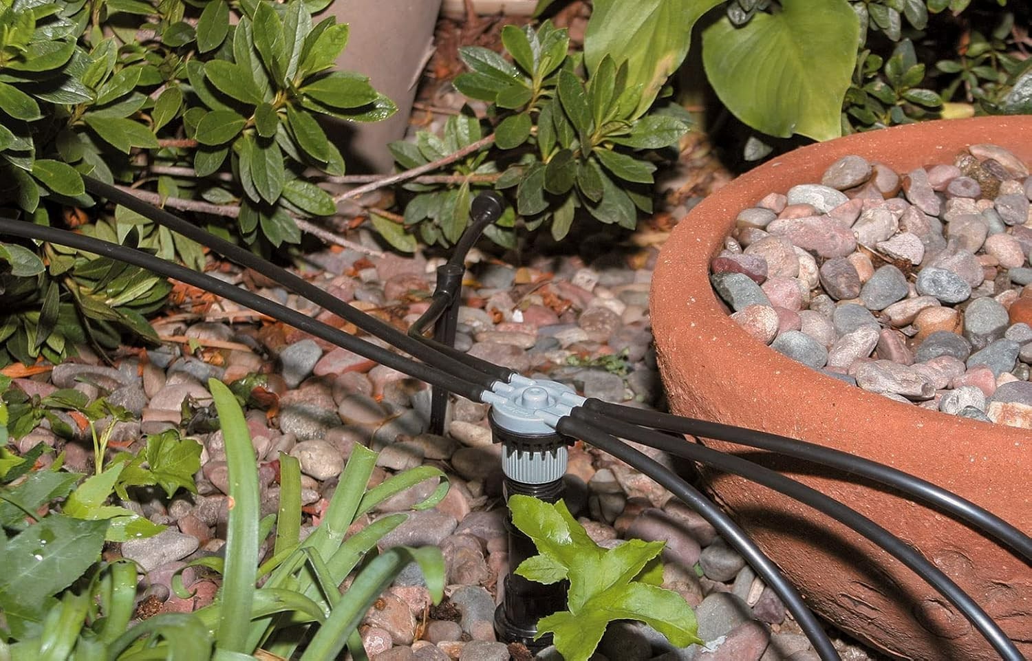 Durable Drip Irrigation 6-Port Manifold - Barbed & Threaded Connections