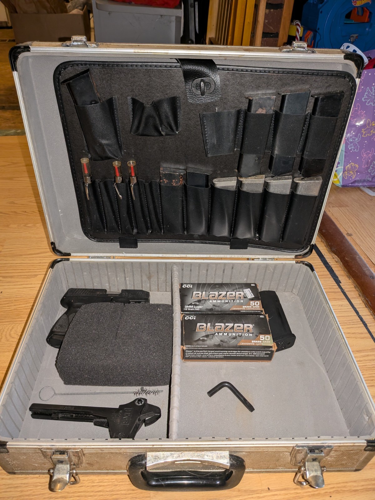 Silver Aluminum Locking Hard Handgun Case, Key Lock, Magazine Storage, 18in