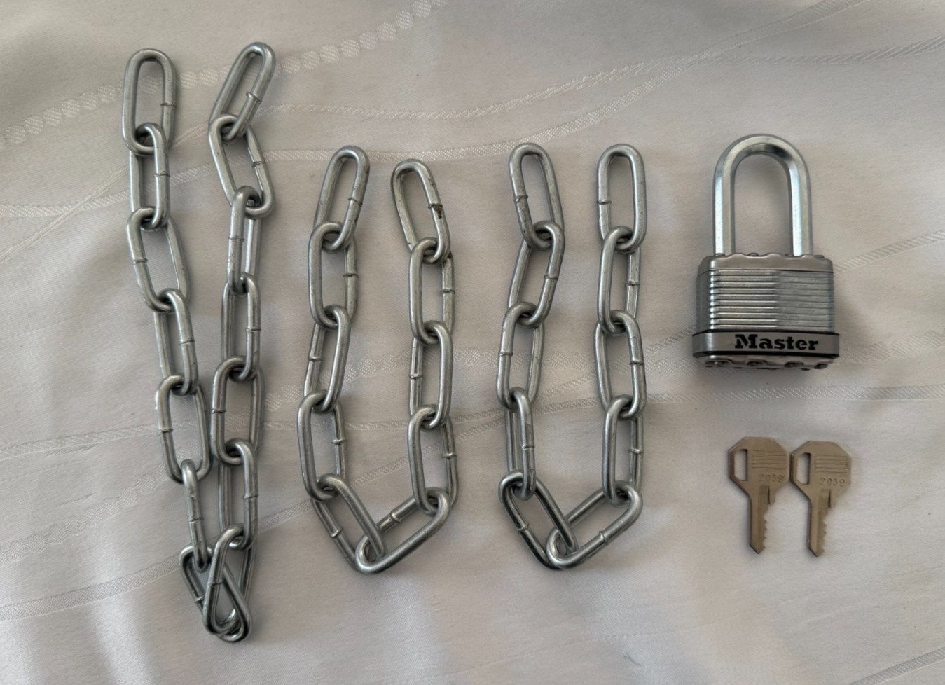 Master Lock Laminated Padlock w/ 2 Keys & 3 Chains Boron Carbide Shackle