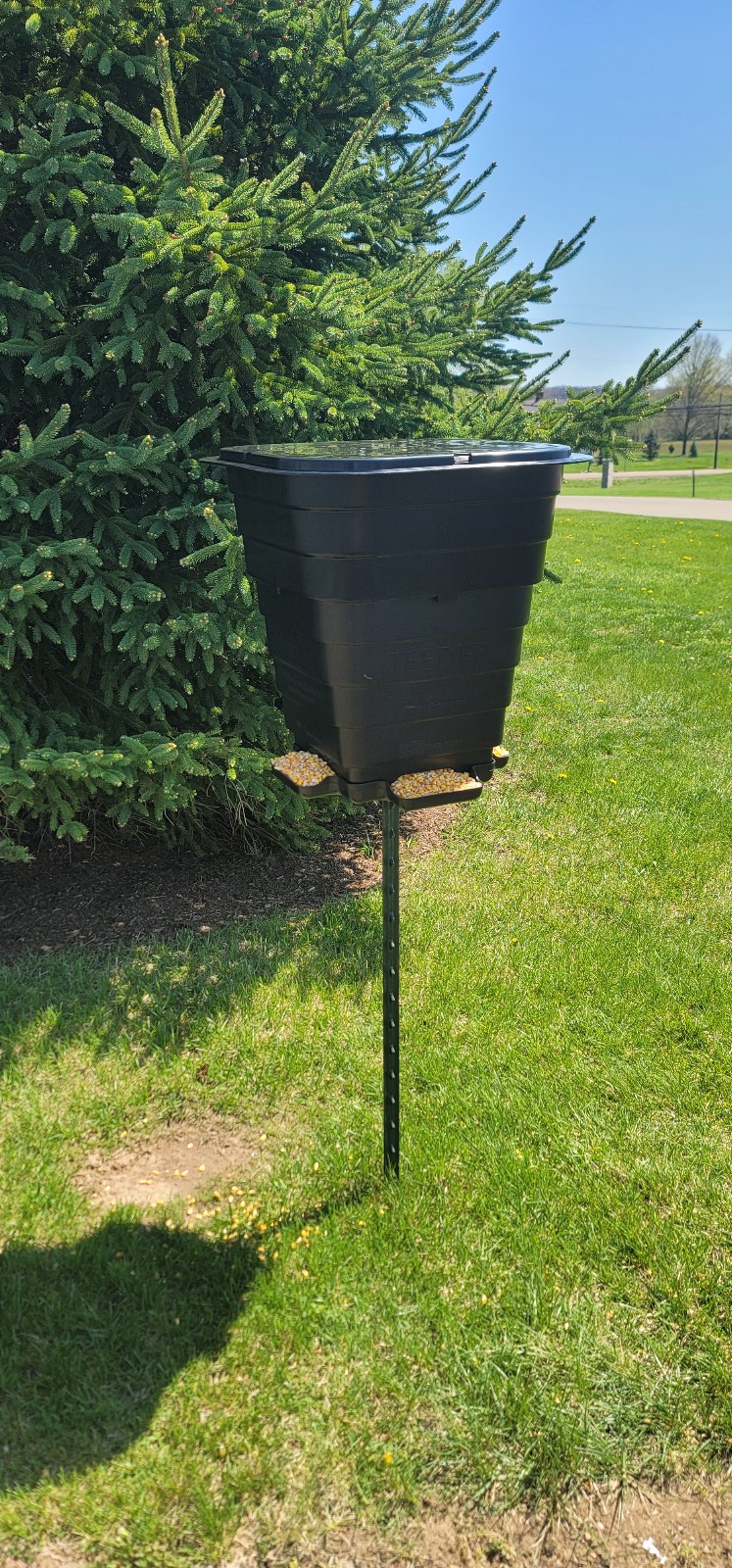 Corn deer feeder