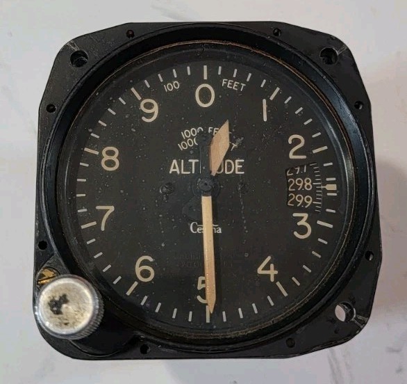 WESTON ALTIMETER MODEL 374 P/N 22-374-B01-2 CESSNA P/N C661011-0105