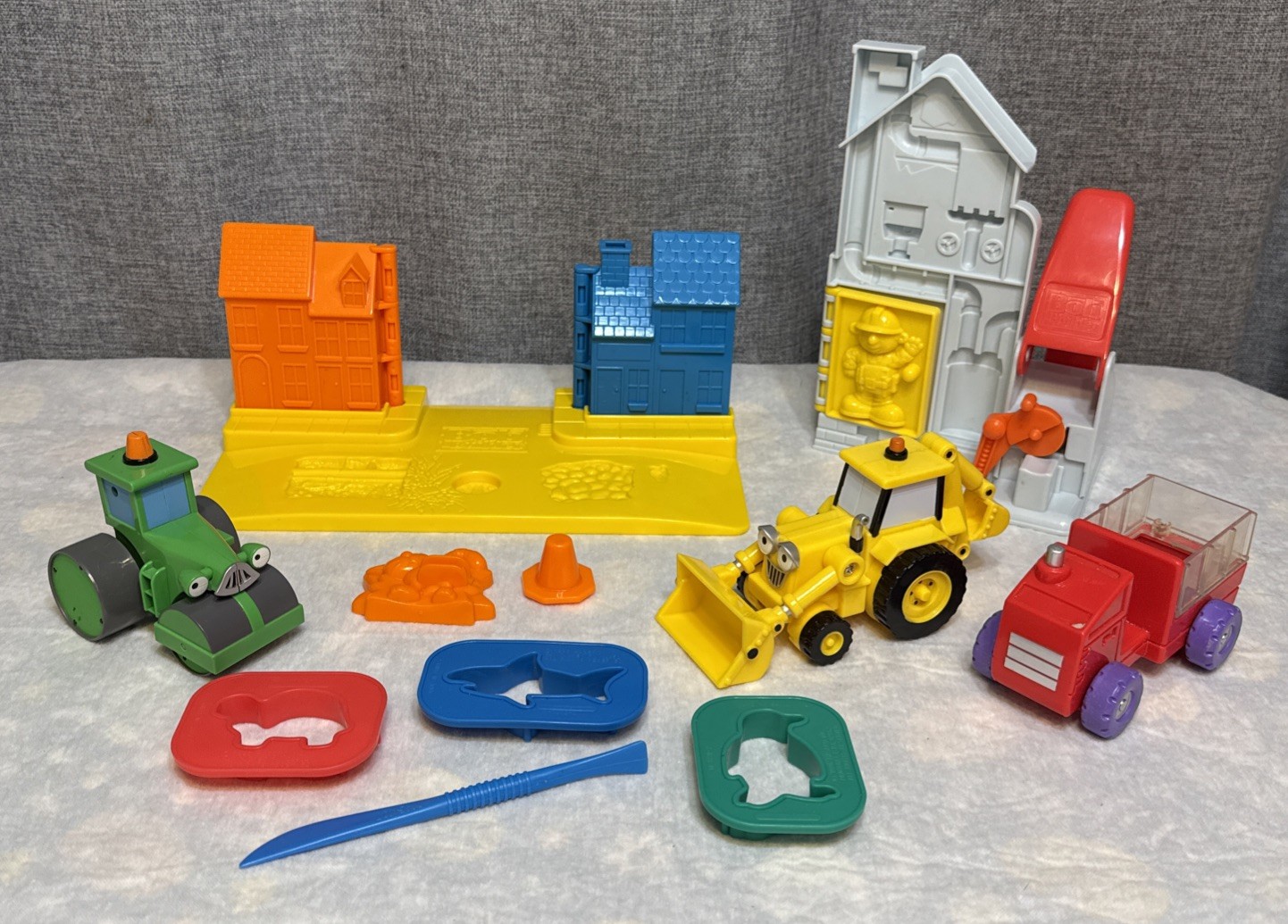 2001 Play-Doh Bob The Builder Playset With Molds Wendy Pilchard Roley Scoop