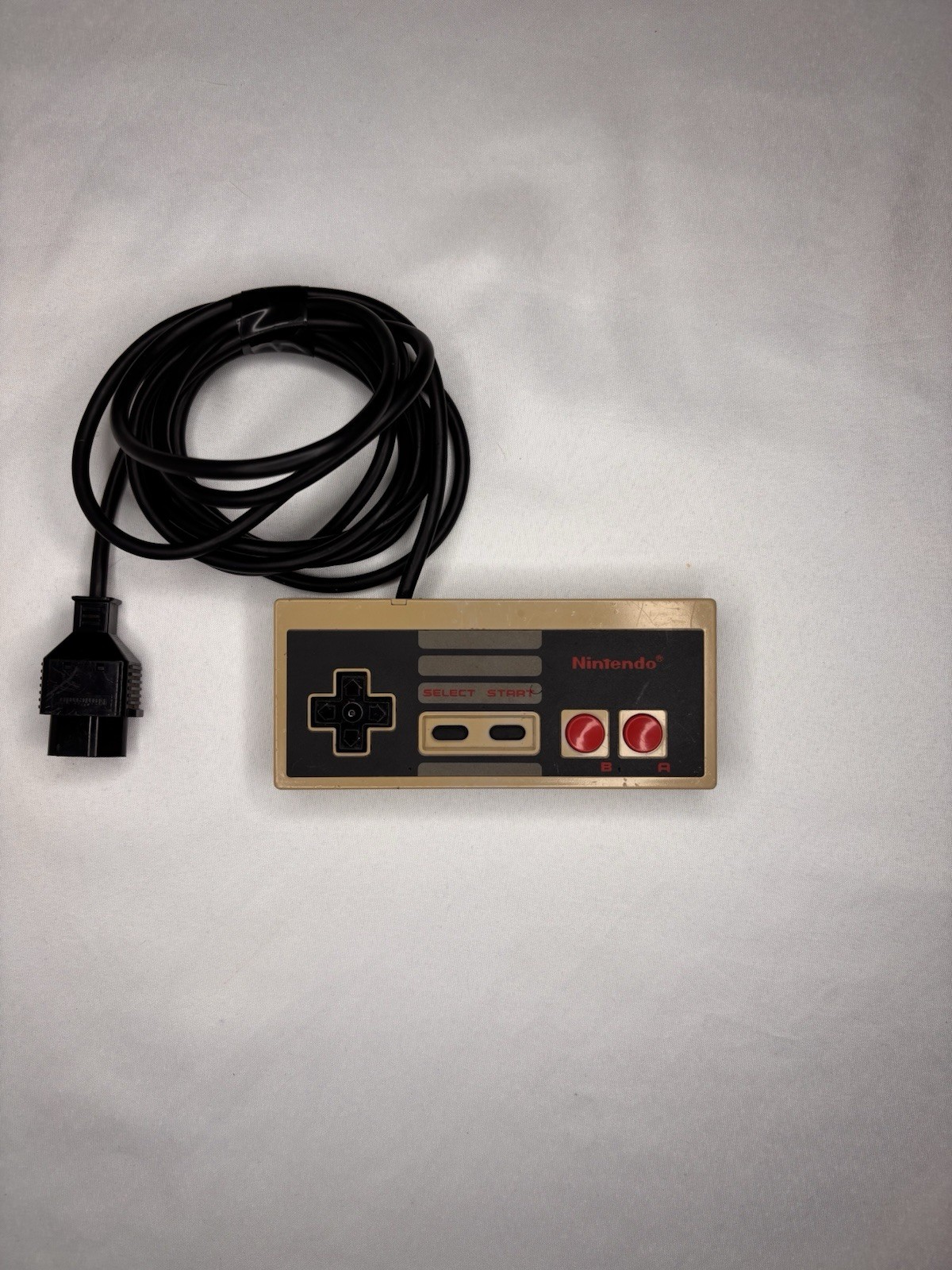 4 Nintendo NES Wired Controllers & Zapper Bundle — Untested