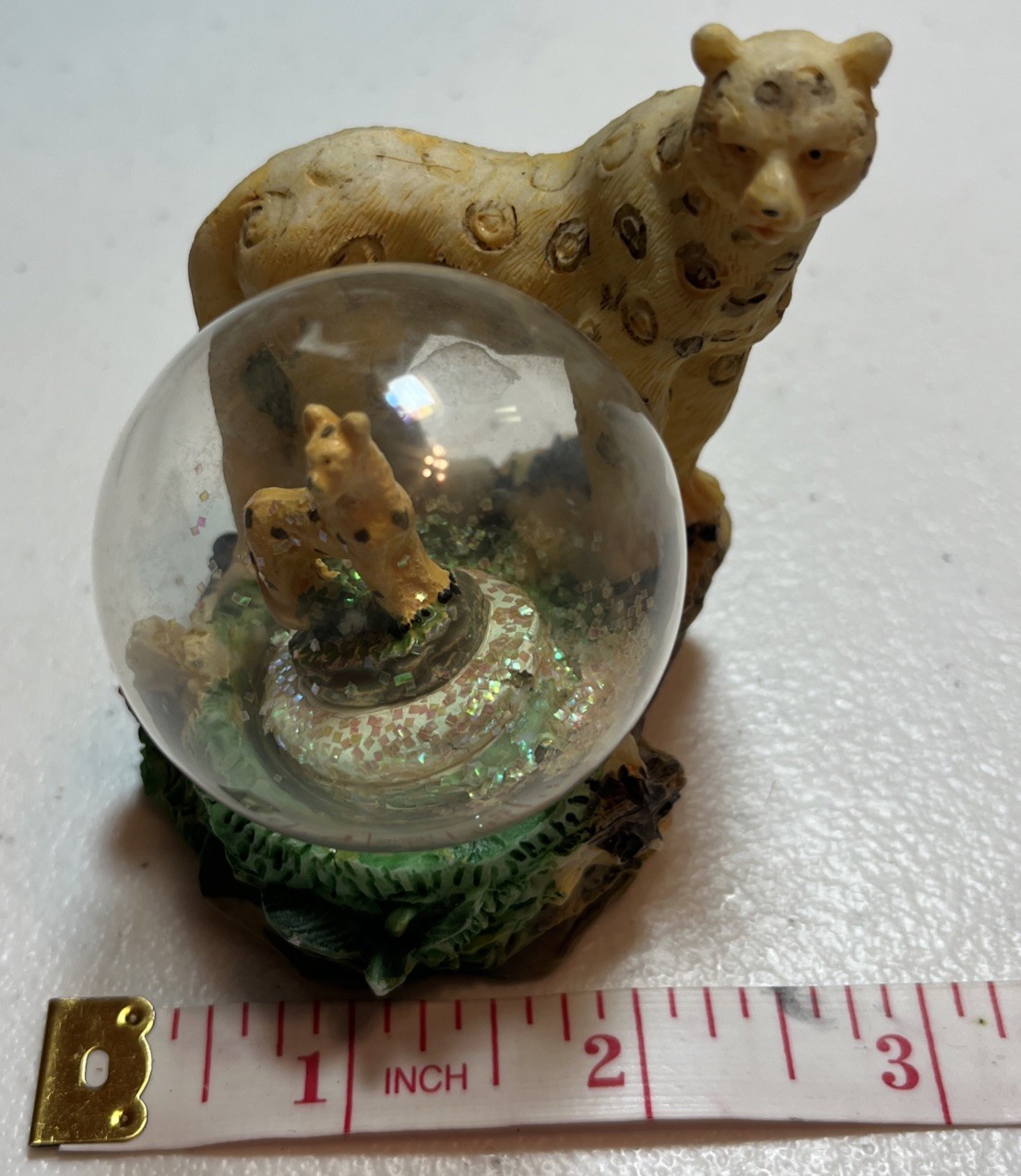 VTG Mini Globe with Resin Mama Cheetah and Baby Cheetah.       2a.