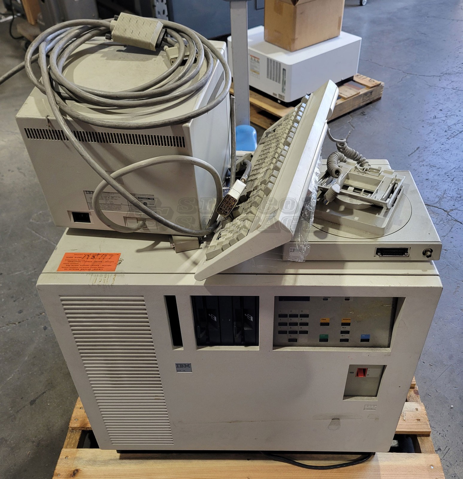 IBM 3174 1R Terminal Cluster Controller w/ 83X7944 Monitor