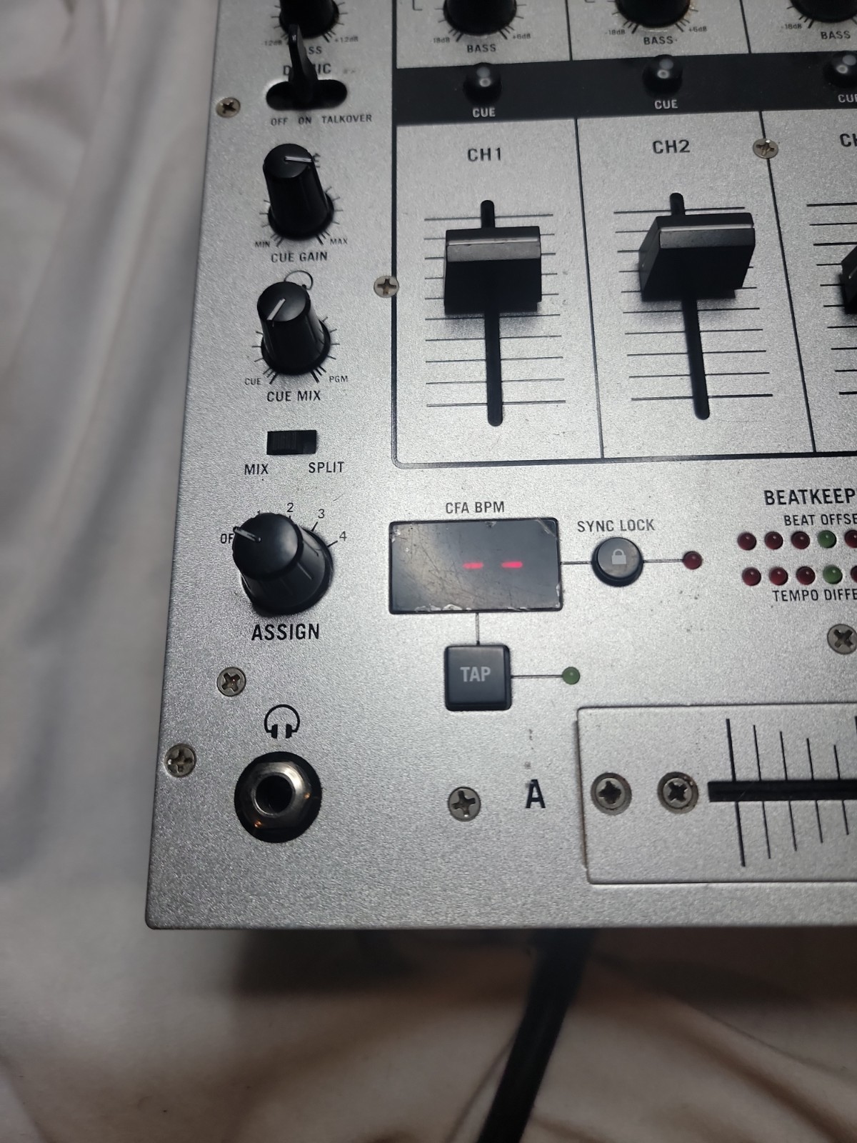 NUMARK IM9 DJ MIXER WITHEFFECTS BEAT COUNTER