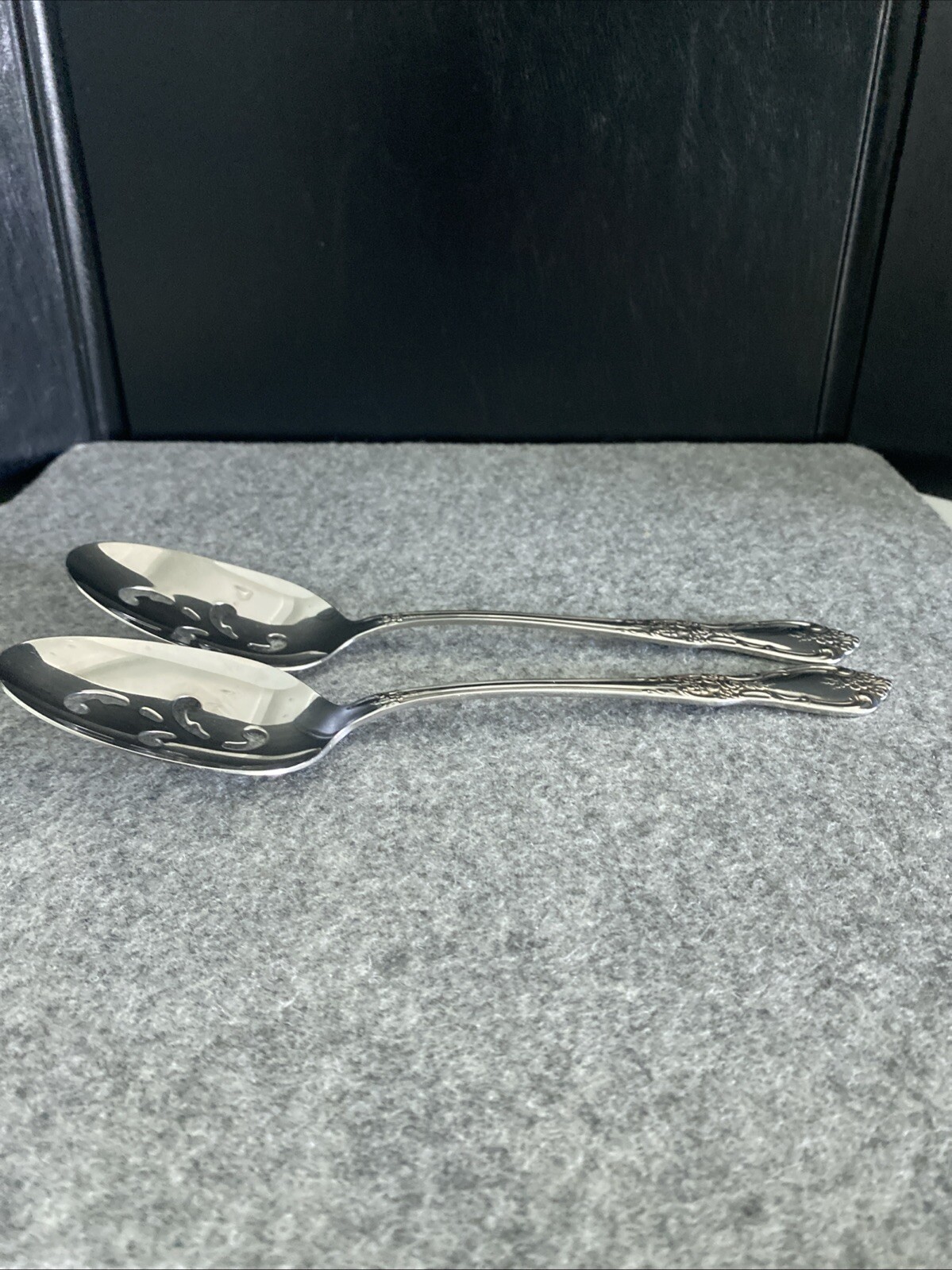 2 Oneida Distinction KENNETT SQUARE Stainless HH Pierced Serving Spoons Flatware