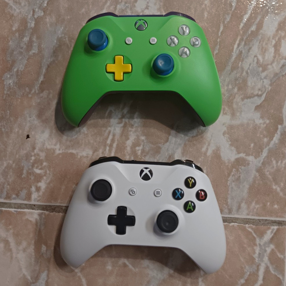 Microsoft Xbox One S 1TB 4K White Console w/ 2 Wireless Controllers Green/White