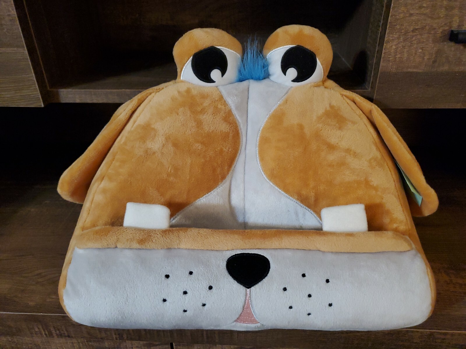 Thinking Gifts Cuddly Reader Puppy Pete Reader Tablet Kindle Book Holder