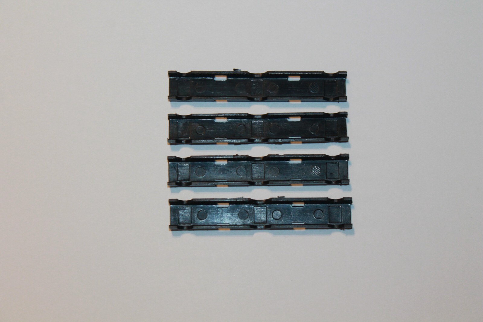 ** Athearn Blue Box Loco Parts ** 4-36116 Loco 3 Axle Truck Gearbox Lower Clips