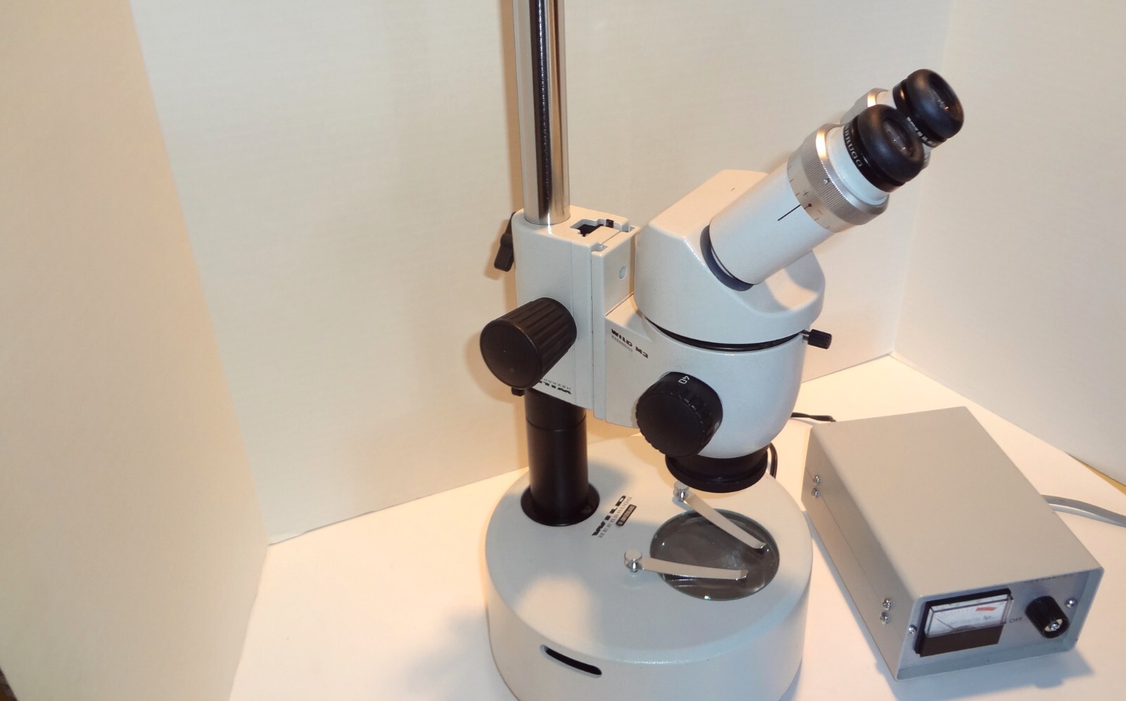 WILD LEICA M3 STEREOMICROSCOPE WITH TRANSMITTED LIGHT BASE **NICE**