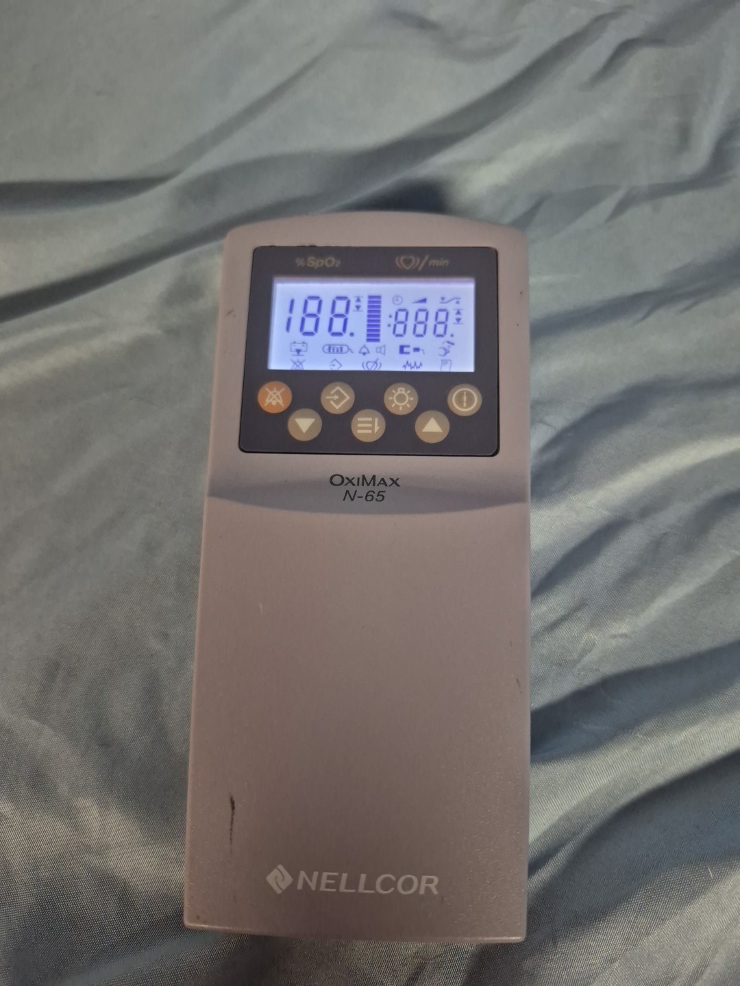 Nellcor OxiMax N-65P Handheld Pulse Oximeter W/ SpO2 Sensor & Yellow Case