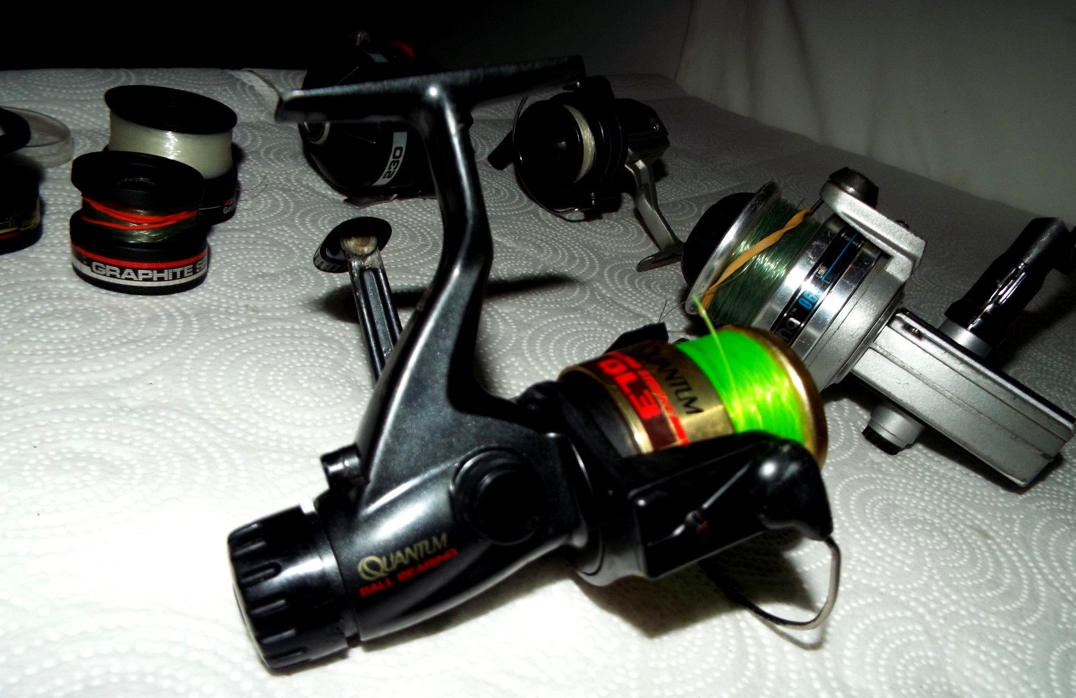 7 VINTAGE FISHING REELS WITH SOME EXTRA SPOOLS GARCIA, QUANTAM ETC.... READ!!!