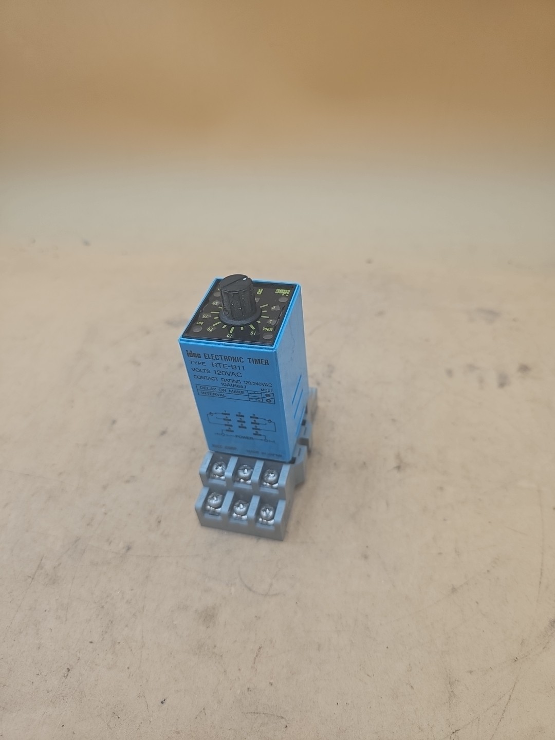Idec RTE-B11 Programable Timer 120 VAC Coil with a SR3B-05 Idec Base
