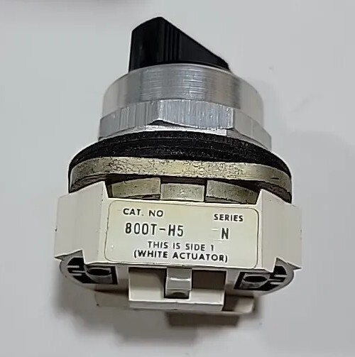 Allen Bradley 800T-H5, Selector Switch, 2-Position, Spring Return From Right