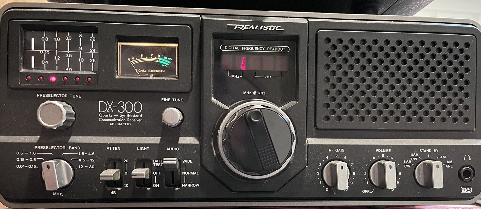Realistic DX-300 Quartz Synthesized Communication Receiver Vintage Ham Radio
