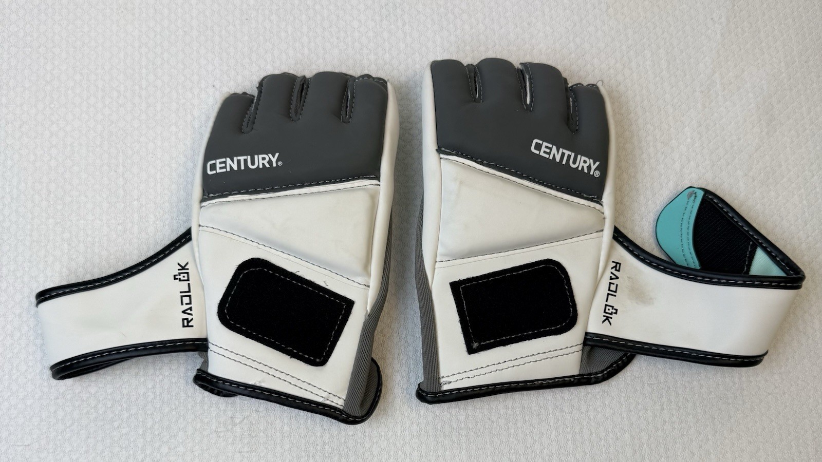 Century Martial Arts Brave Womens Grip Bar Bag Training Gloves White Teal Sz M/L