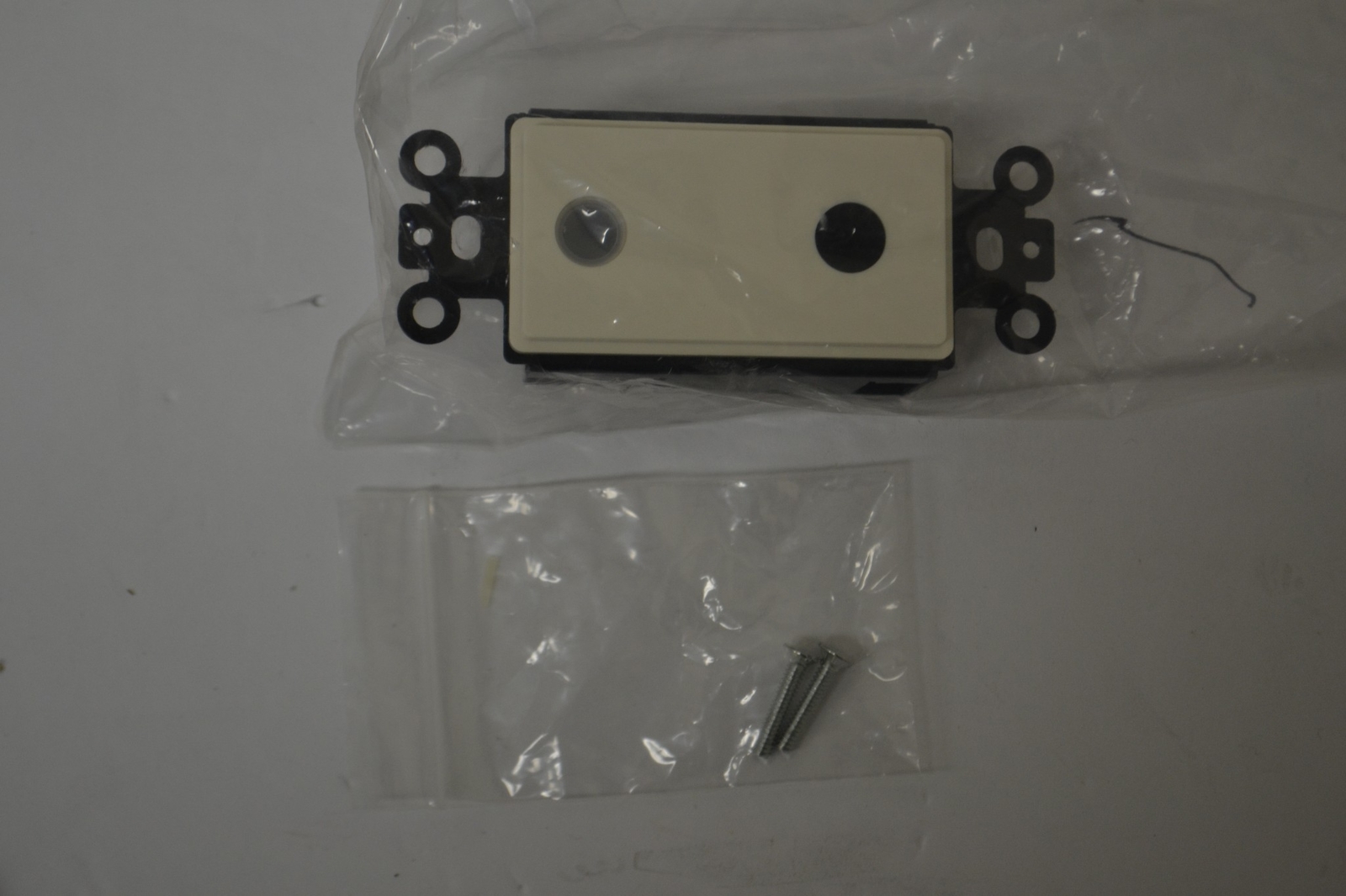 Xantech 78095 Plasma-friendly J-box Receiver, WHITE
