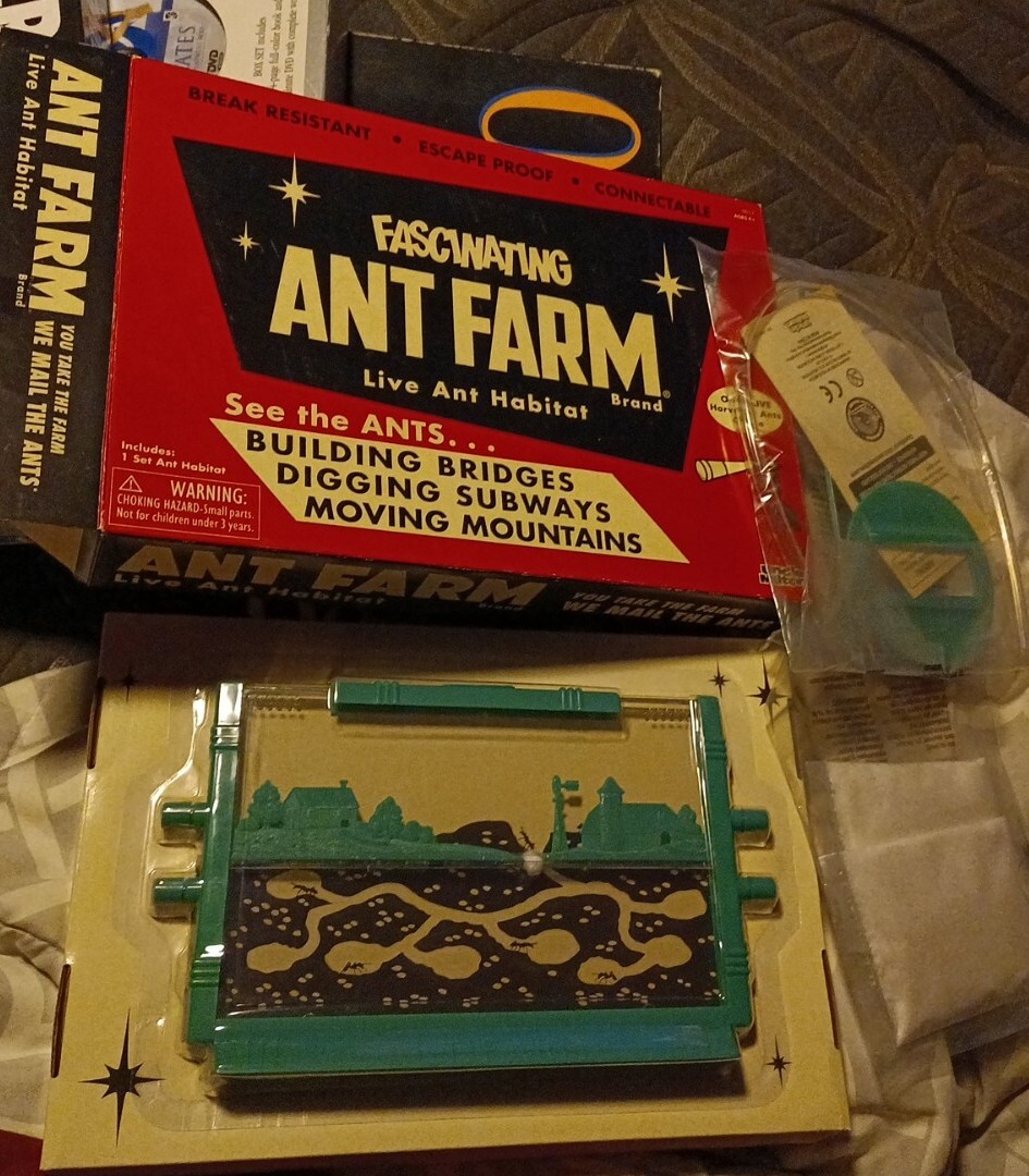 2011 NEW Fascinating ANT FARM Live Ant Habitat Uncle Milton brand new ages 6+