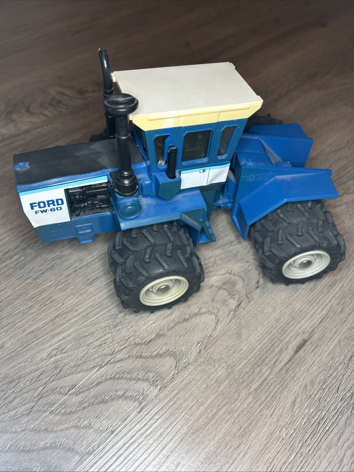 Ertl 1/32 Ford Classic FW-60 Articulating Tractor w/Front & Rear Duals GUC