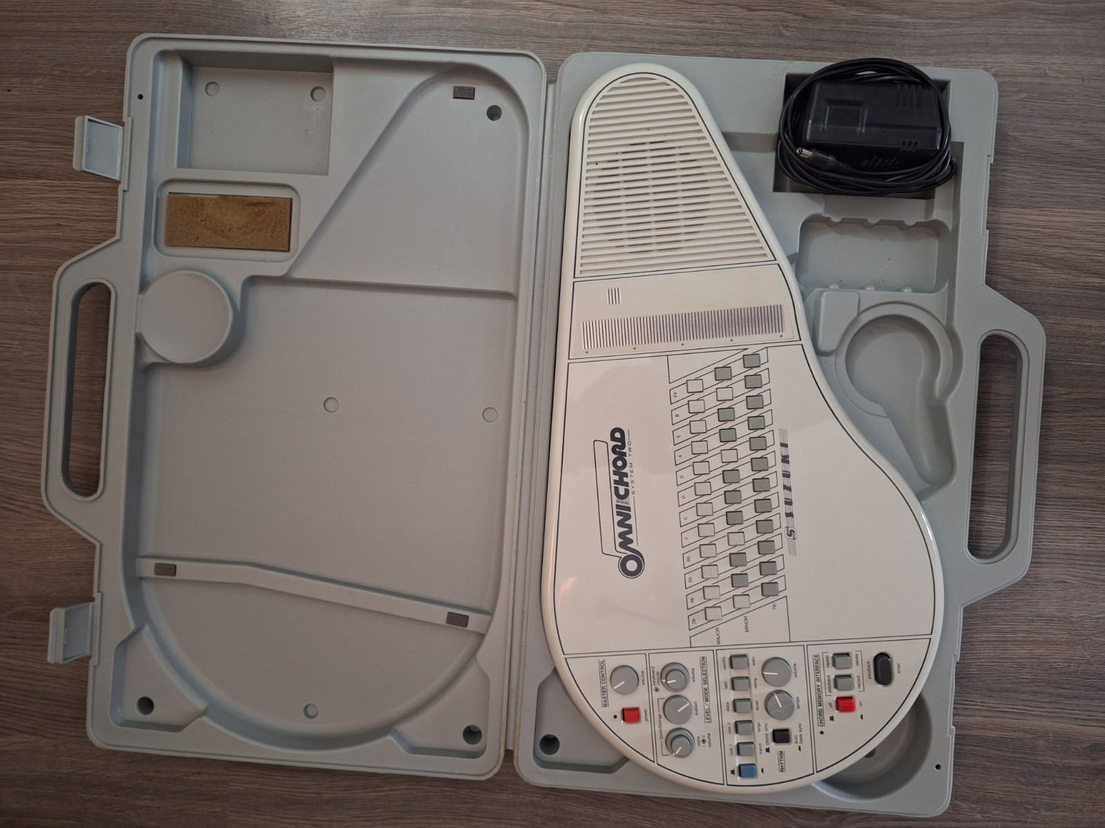 Suzuki Omnichord OM-84