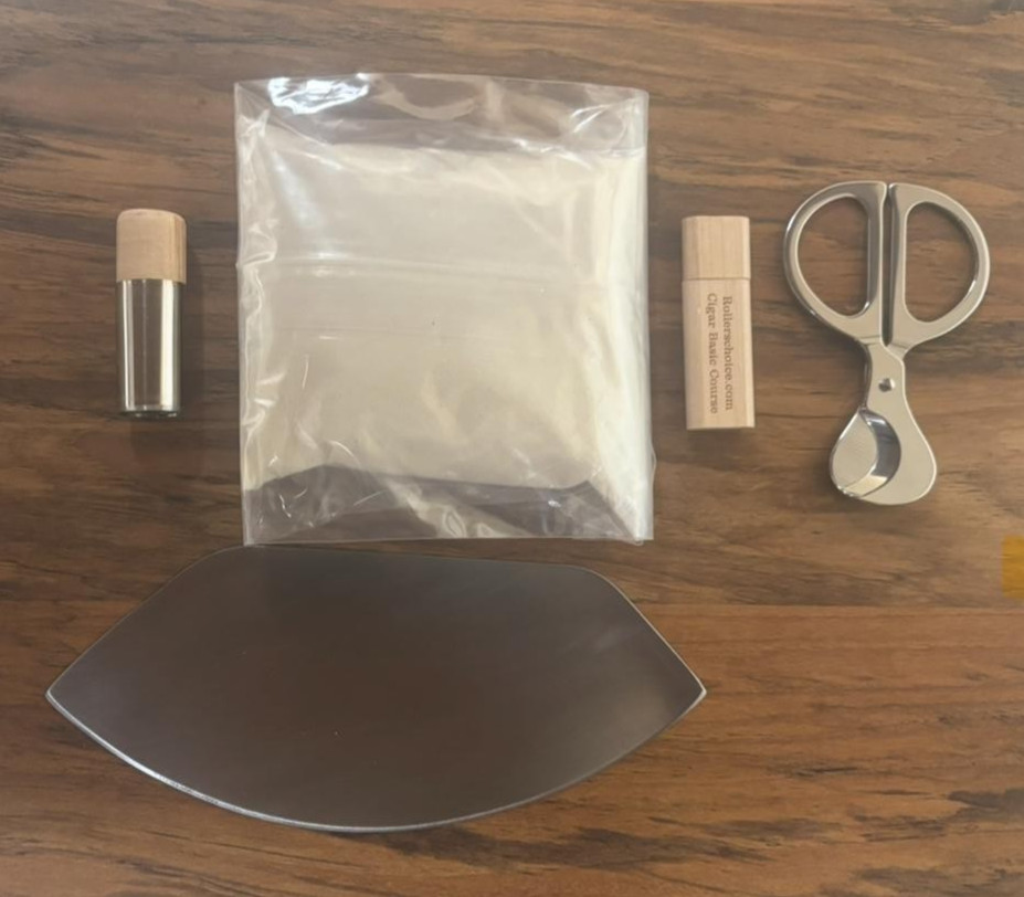 Chaveta,Puncher,Scissor,Cigar glue & Basic cigar rolling course USB.