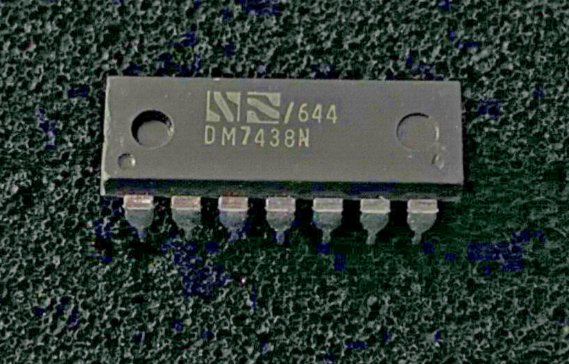 National DM7438N quad 2-input NAND buffers w/open col output Integrated Circuit