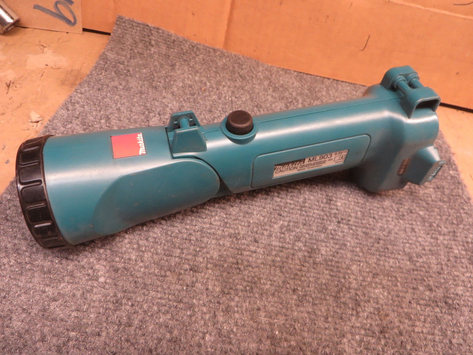 MAKITA PIVOT HEAD CORDLESS FLASHLIGHT # ML903 - 9.6 VOLT BATTERY REQUIRED