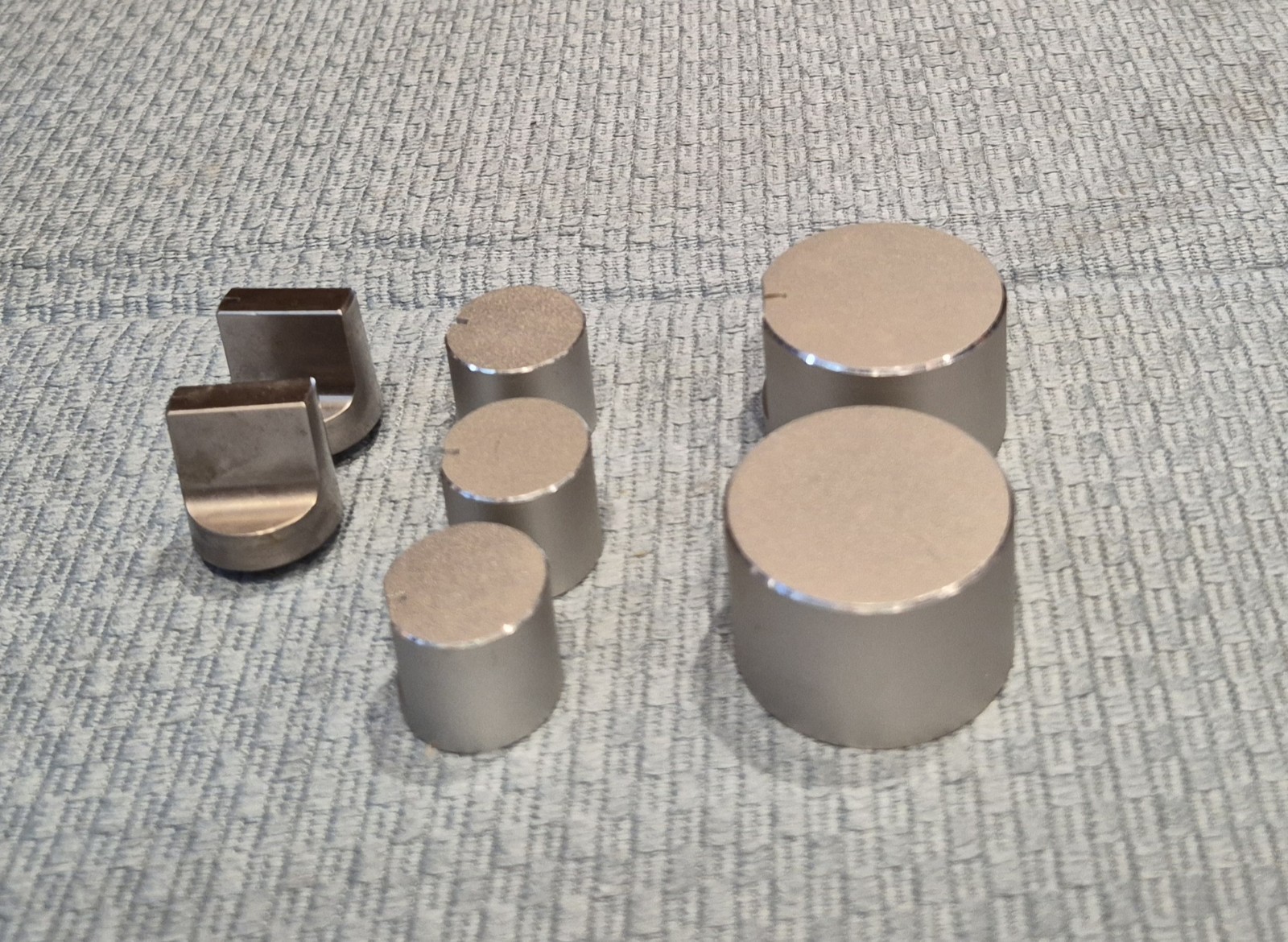 REPLACEMENT PARTS: Hitachi SR-2010 Stereo Receiver Knobs