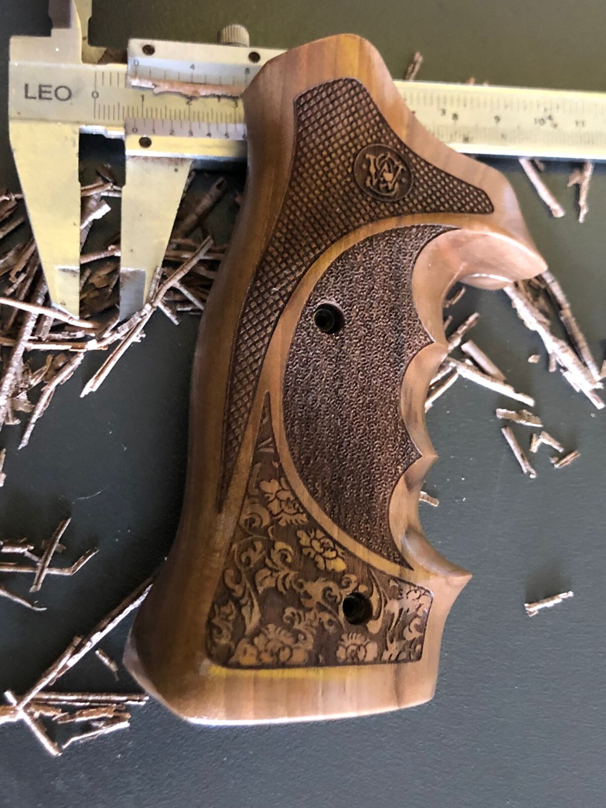 Smith & Wesson Walnut Wood Target Grips w Finger Grooves. K/L Frame Round Butt