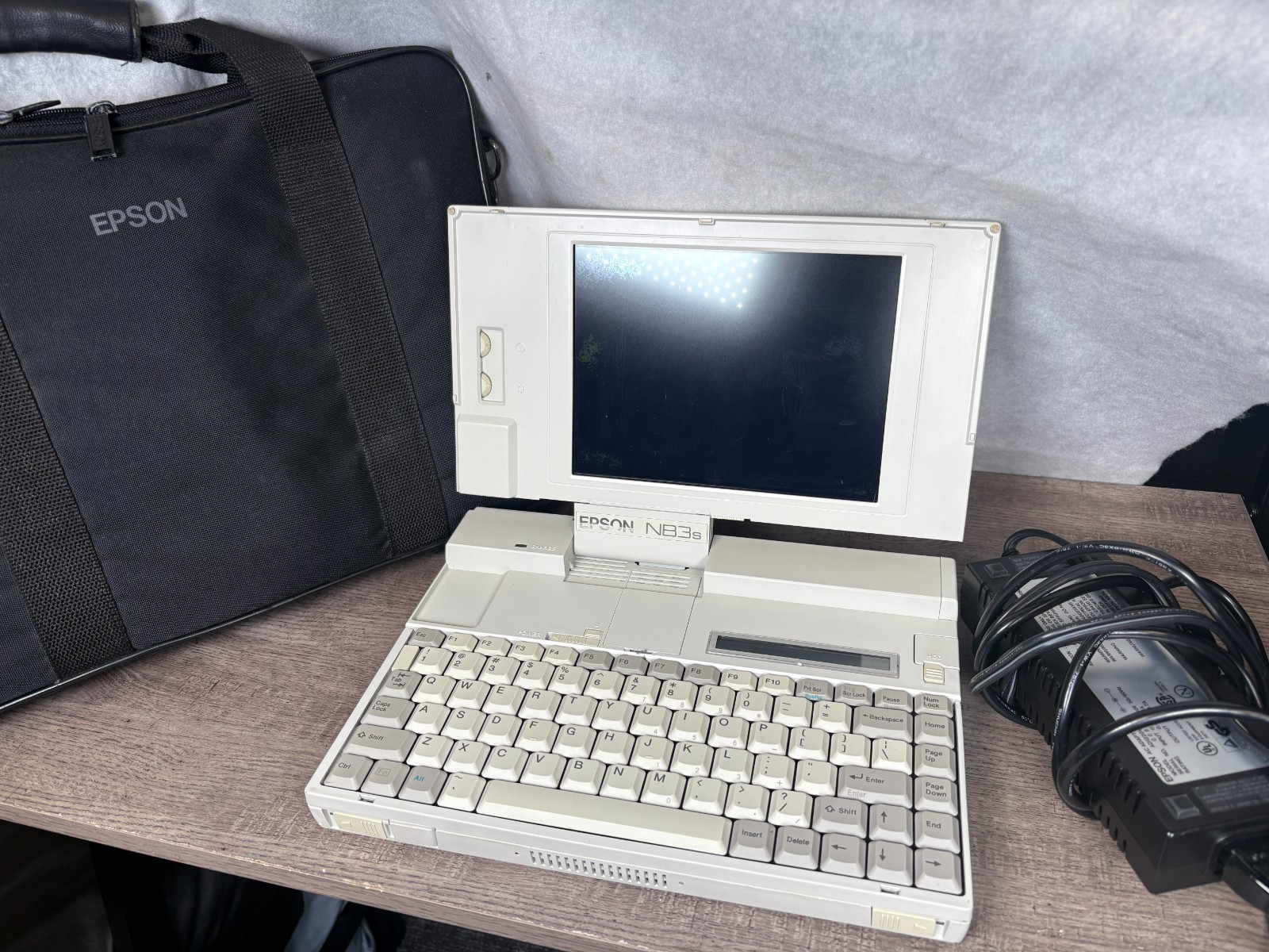 E9450U Epson NB3s Vintage Laptop - Power adapter + Case Included. Tested
