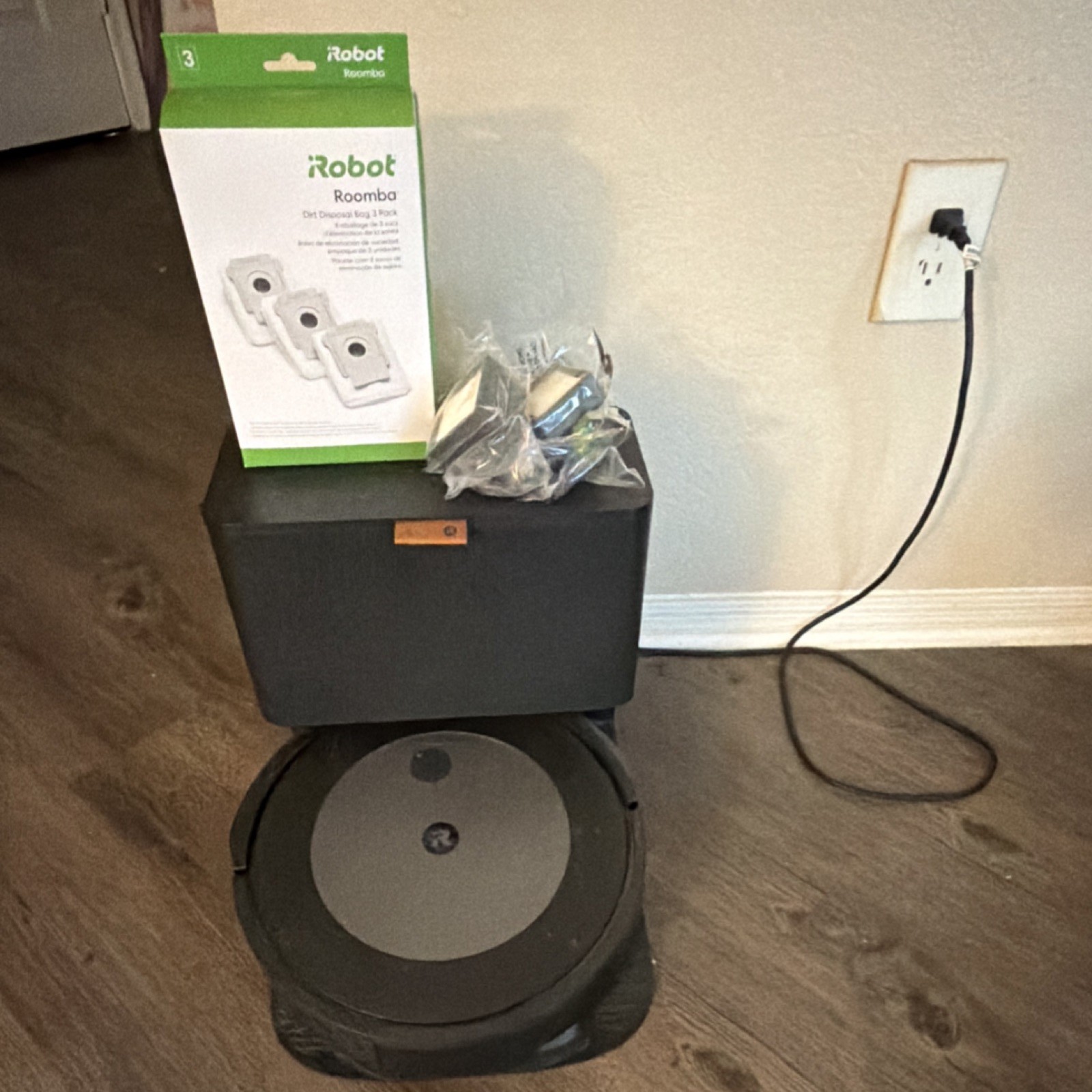 iRobot Roomba Robotic Vacuum Automatic Dirt Disposal w/ Bags Black Gray